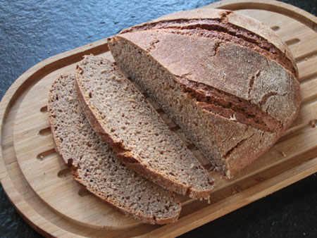 Mischbrot aus Waldstaudenkorn (1/3), Oberkulmer Rotkorn (2/3). Zutaten: 500 g Waldstaudenkorn-Sauerteig, 500 g Waldstaudenkorn-Mehl, 225 ml Wasser, 2 EL Salz, keine Hefe!